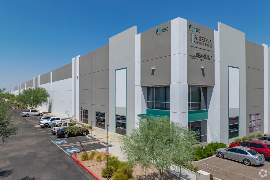 7205 W Buckeye Rd, Phoenix, AZ à louer - Photo principale – Image 2 sur 2