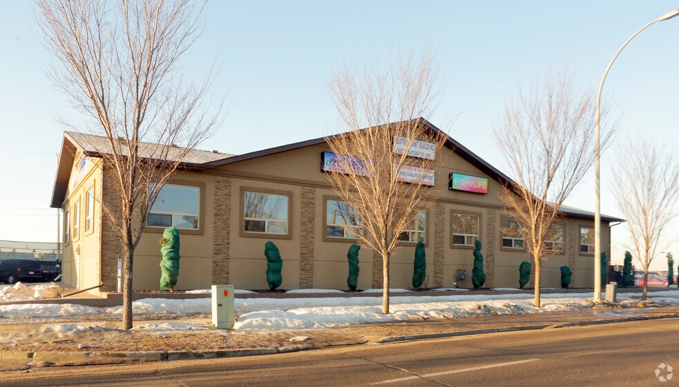 9005 127 Av NW, Edmonton, AB à louer - Photo principale – Image 1 sur 5