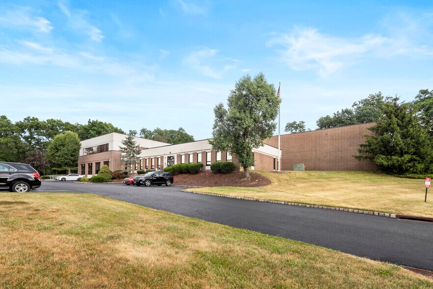 11 York Ave, West Caldwell, NJ à louer - Photo de l’immeuble – Image 1 sur 20