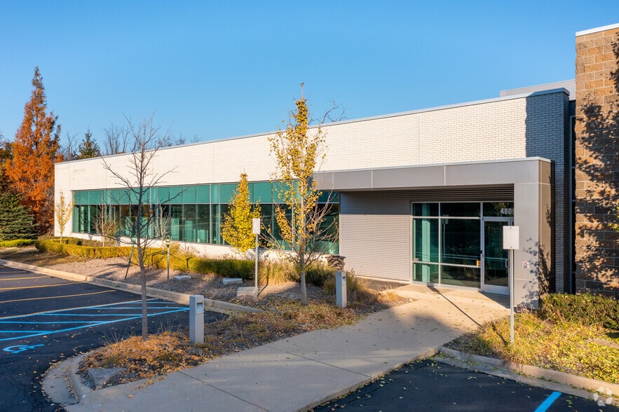 46097 Commerce Center Drive, Plymouth, MI à louer - Photo de l’immeuble – Image 3 sur 7