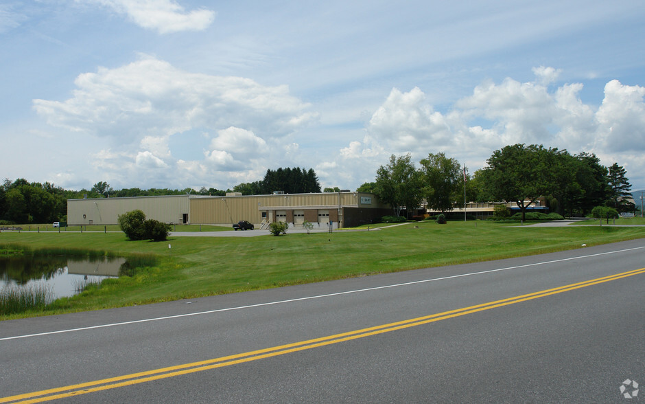 436 Quaker Rd, Queensbury, NY à louer - Photo de l’immeuble – Image 2 sur 6