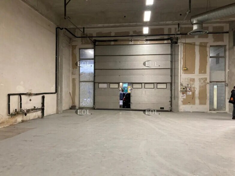Local d’activités dans Ivry-sur-Seine à louer - Photo de l’immeuble – Image 3 sur 5