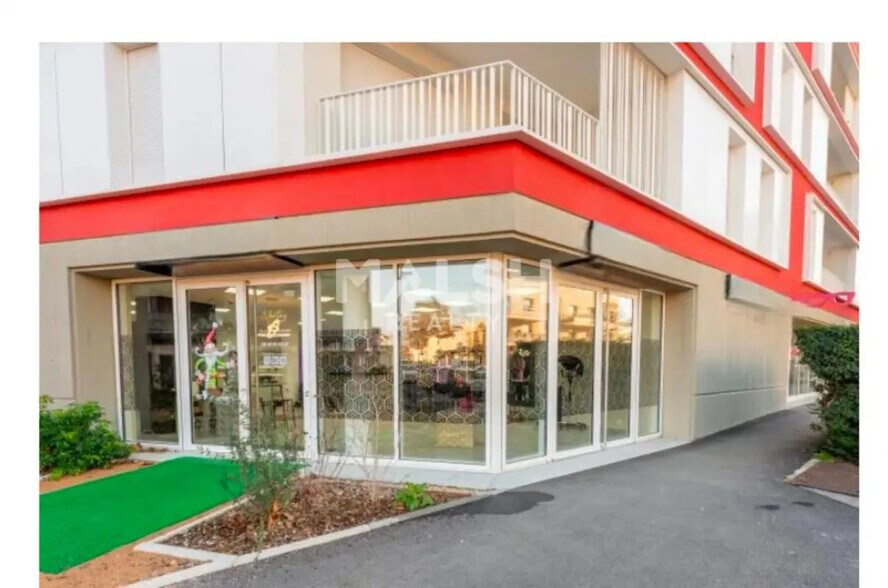 Local commercial dans La Verpillière à louer - Photo de l’immeuble – Image 1 sur 4