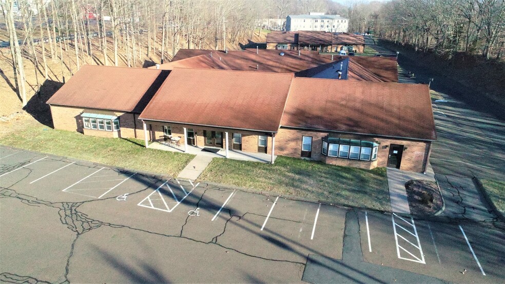 98 S Turnpike Rd, Wallingford, CT à louer - Photo de l’immeuble – Image 2 sur 8