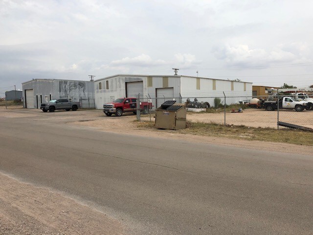 1611 E Taylor Midland, TX 79706 portefeuille de 2 biens à vendre sur LoopNet.fr - Photo principale – Image 1 sur 6