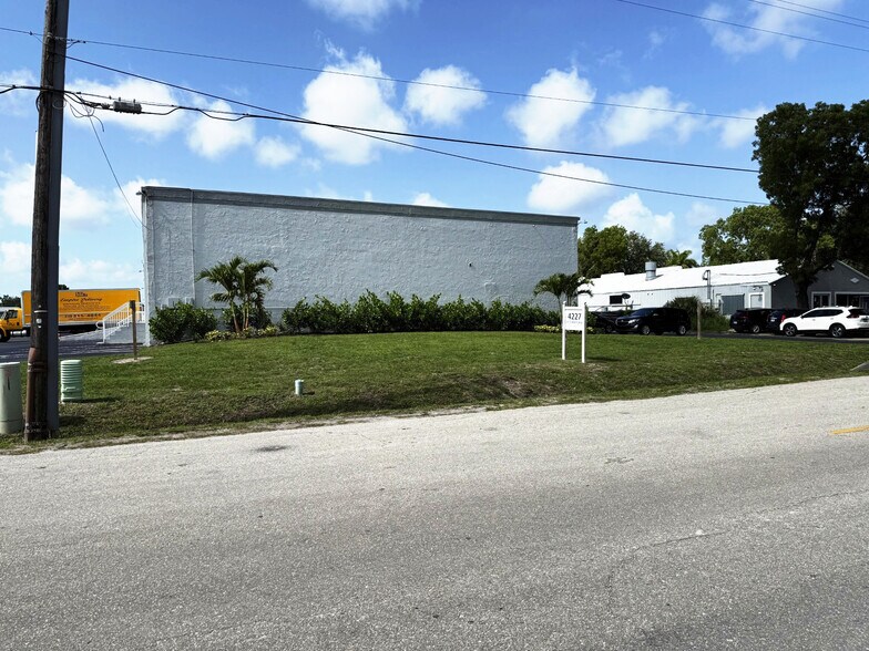 4227 Enterprise Ave, Naples, FL à louer - Photo de l’immeuble – Image 3 sur 5