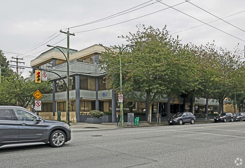 2165 W Broadway, Vancouver, BC à louer - Photo de l’immeuble – Image 3 sur 8