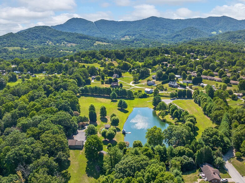 355 Johnson Dr, Canton, NC à vendre - Photo de l’immeuble – Image 2 sur 87