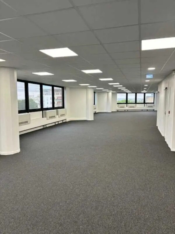 Plus de détails pour Bureau, Local d'activités à louer