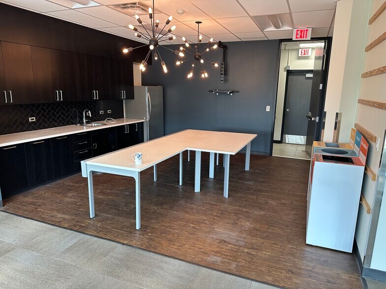 6005 Gateway Blvd NW, Edmonton, AB à louer - Photo de l’immeuble – Image 3 sur 10
