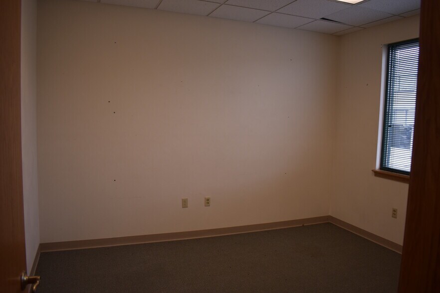 2228 Milton Ave, Janesville, WI à louer - Photo de l’immeuble – Image 3 sur 7