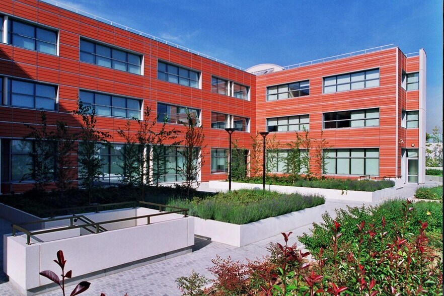 102 Avenue De Paris, Massy à louer - Photo de l’immeuble – Image 2 sur 15