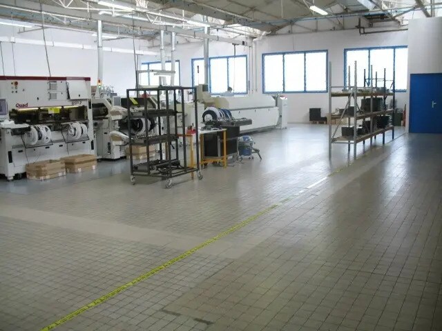Local d’activités dans Montceau-les-Mines à louer - Photo de l’immeuble – Image 1 sur 3