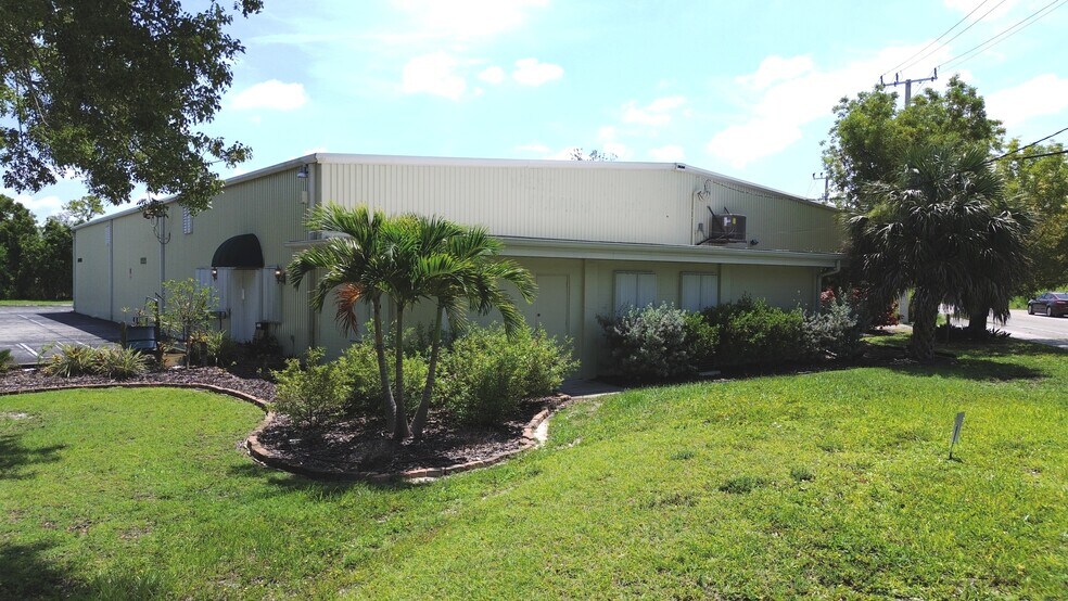 1585 Seaboard St, Fort Myers, FL à vendre - Photo de l’immeuble – Image 3 sur 11