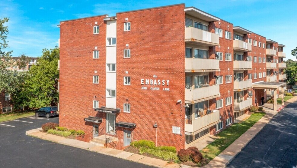 3809 Clarks Ln, Baltimore, MD à vendre - Photo de l’immeuble – Image 1 sur 55