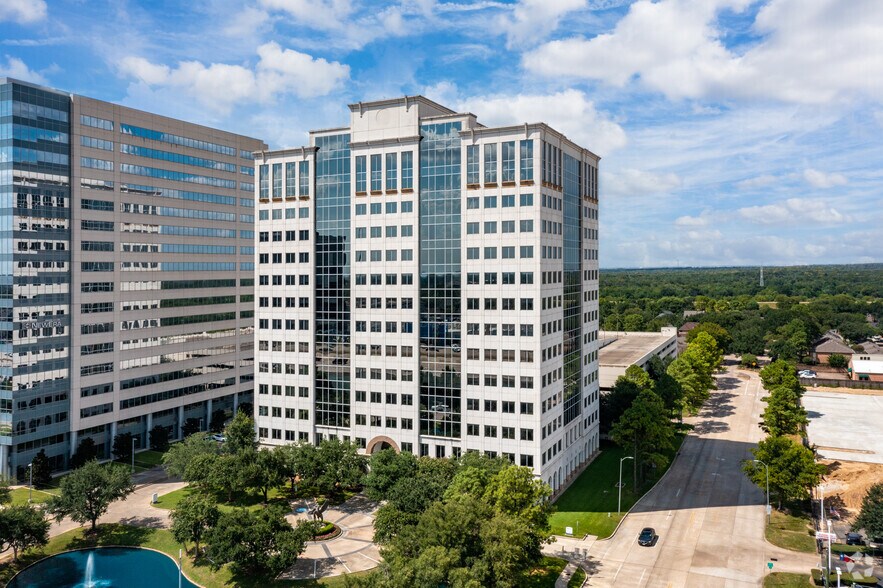 11700 Katy Fwy, Houston, TX à louer - Photo de l’immeuble – Image 3 sur 6