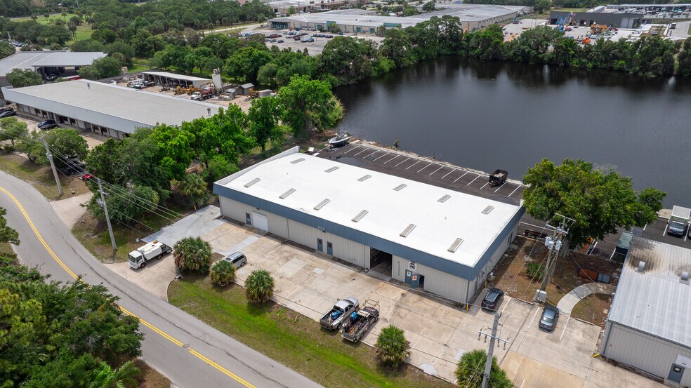 2853 Kirby Cir NE, Palm Bay, FL à louer - Photo de l’immeuble – Image 3 sur 11