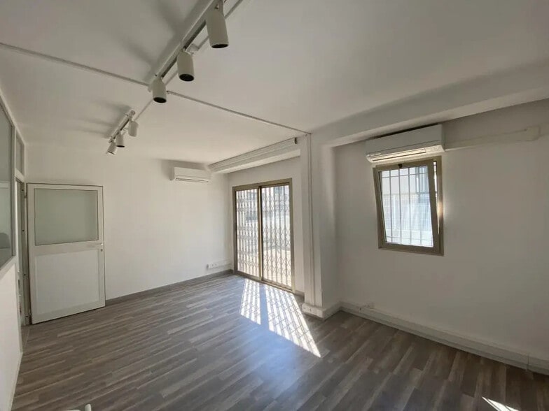 Bureau dans Saint-Laurent-du-Var à louer - Photo intérieure – Image 3 sur 9