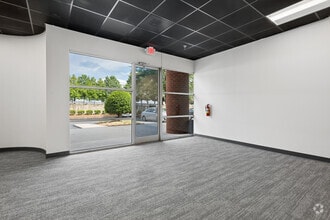 408 Gallimore Dairy Rd, Greensboro, NC à louer Hall d’entrée– Image 2 sur 12