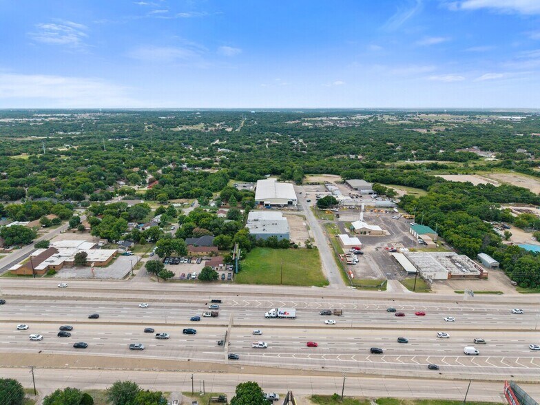 921 E Waggoman St, Fort Worth, TX à louer - Photo de l’immeuble – Image 2 sur 6