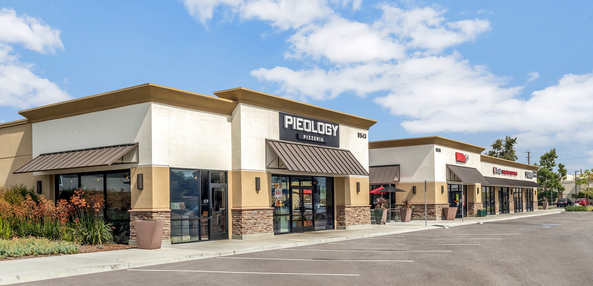 9515-9575 Valley View St, Cypress, CA à louer Photo principale– Image 1 sur 8