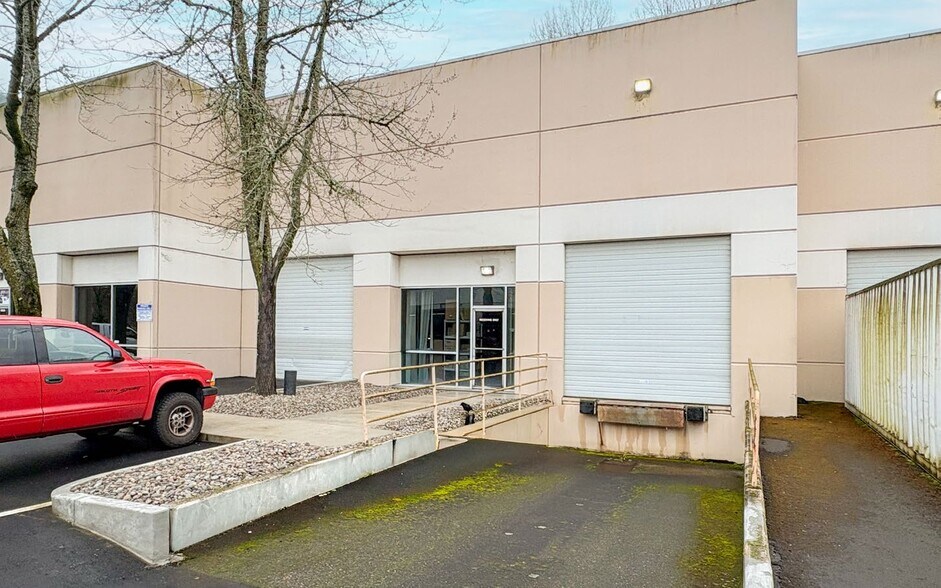 11824 NE Ainsworth Cir, Portland, OR à louer - Photo de l’immeuble – Image 3 sur 6