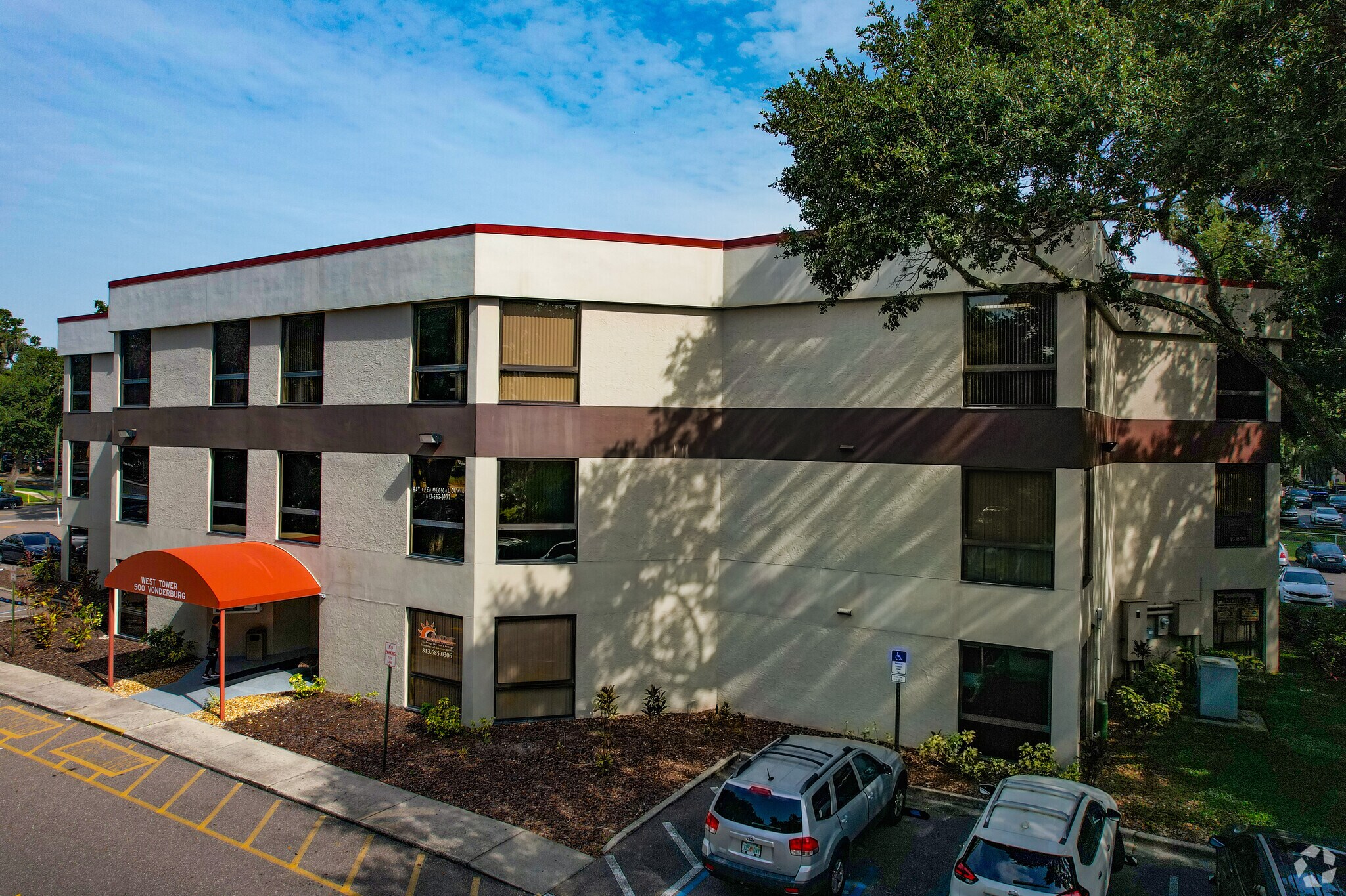 500 Vonderburg Dr, Brandon, FL à louer Photo de l’immeuble– Image 1 sur 9