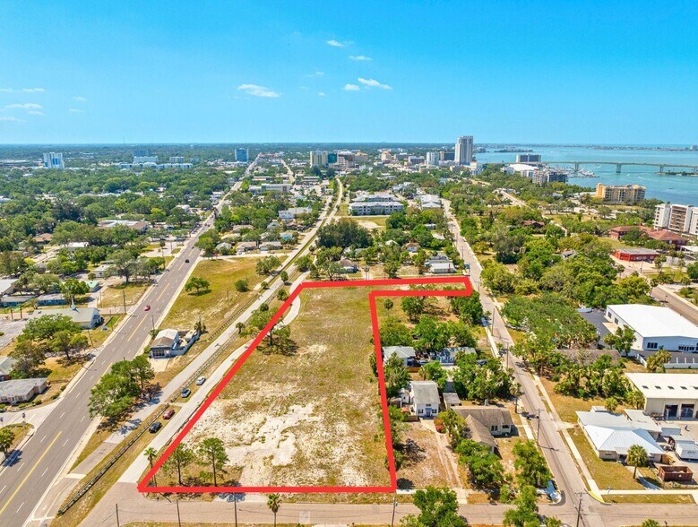 611 Palm Bluff St, Clearwater, FL à vendre - Photo de l’immeuble – Image 1 sur 34