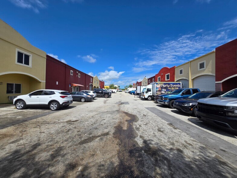 13941 SW 143rd Ct, Miami, FL à louer - Photo de l’immeuble – Image 3 sur 8