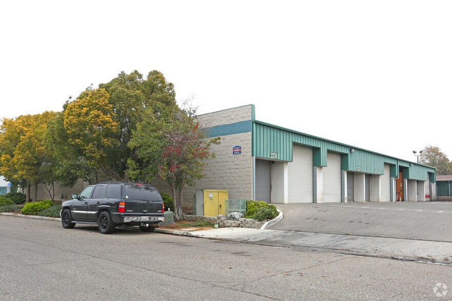 2170-2188 N Pleasant Ave, Fresno, CA à louer - Photo principale – Image 1 sur 2