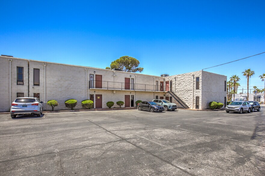 3320-3340 W Wynn Rd, Las Vegas, NV à louer - Photo de l’immeuble – Image 1 sur 37