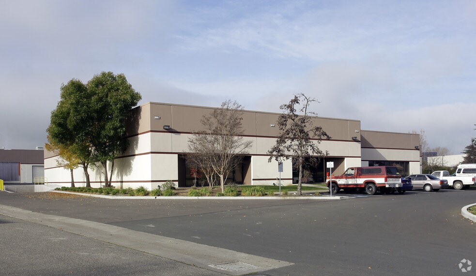 2349 N Watney Way, Fairfield, CA à louer - Photo principale – Image 1 sur 19
