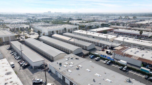 1610 E Edinger Ave, Santa Ana, CA à louer - Photo de l’immeuble – Image 1 sur 6