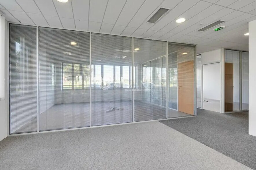 Bureau dans Roissy-en-France à louer - Photo de l’immeuble – Image 3 sur 8