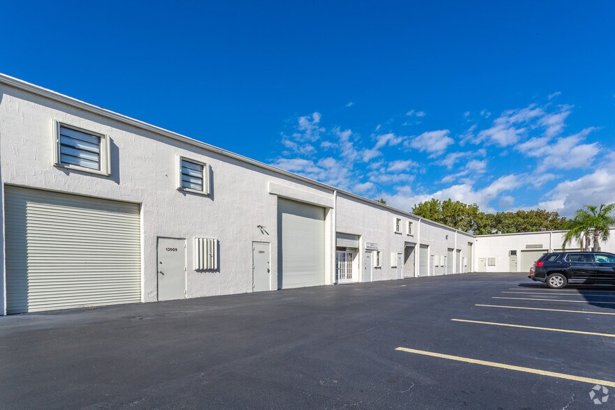 13879-13981 SW 140th St, Miami, FL à louer - Photo principale – Image 1 sur 31