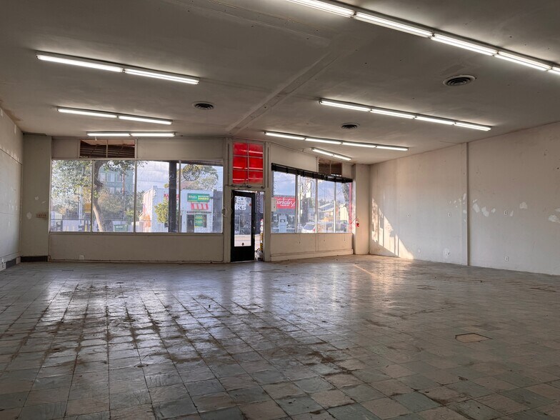 2636 N Figueroa St, Los Angeles, CA à louer - Photo de l’immeuble – Image 3 sur 9