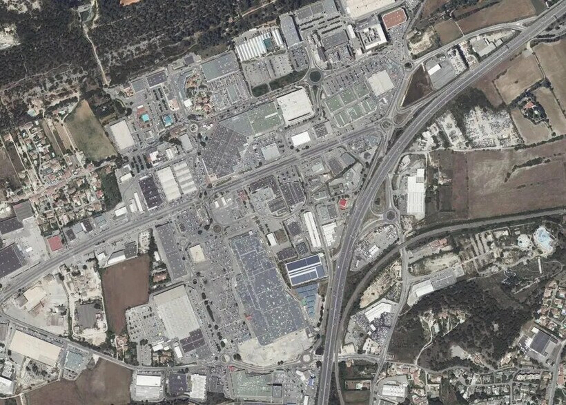 Local commercial dans Les Pennes-Mirabeau à louer - Photo de l’immeuble – Image 2 sur 5