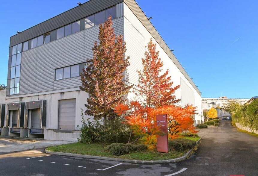 Bureau dans Saint-Denis à louer - Photo de l’immeuble – Image 2 sur 11