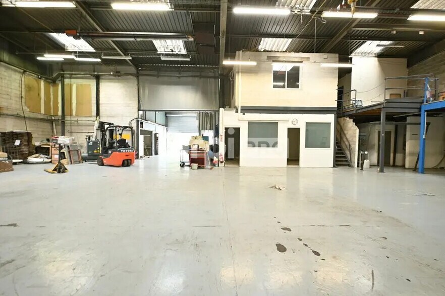 Local d'activités dans Saint-Priest à vendre - Photo de l’immeuble – Image 2 sur 12