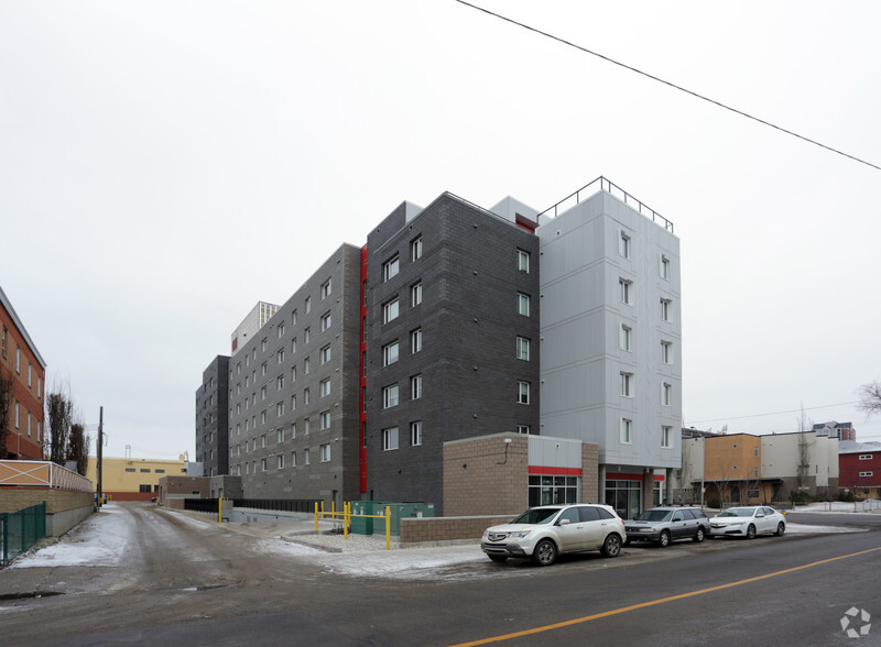 9505 105th Ave NW, Edmonton, AB à louer - Photo de l’immeuble – Image 2 sur 21