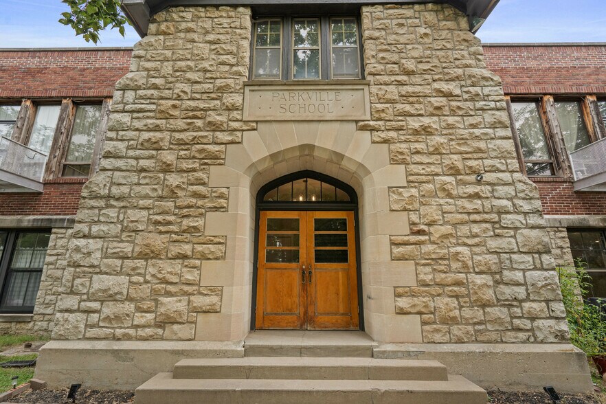 1201 Main St, Parkville, MO à vendre - Photo de l’immeuble – Image 3 sur 5