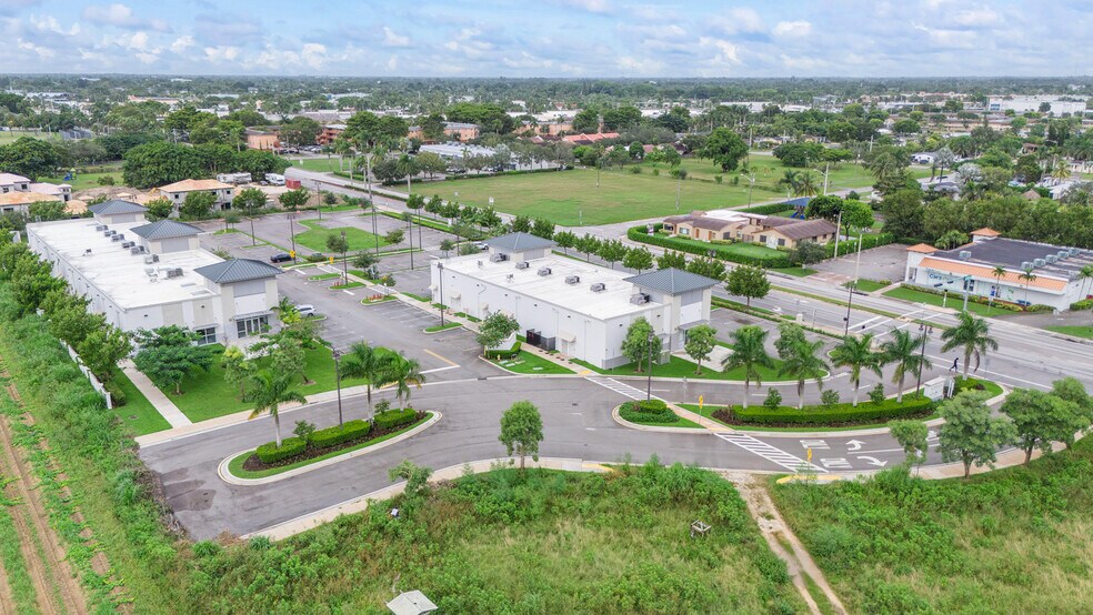 1400-1420 NE 8th St, Homestead, FL à louer - Photo de l’immeuble – Image 3 sur 44