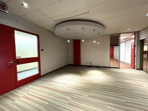 1547 Merivale Rd, Ottawa, ON à louer Photo intérieure– Image 2 sur 9