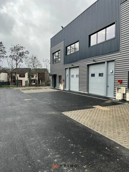 Local d’activités dans Aubergenville à louer - Photo de l’immeuble – Image 3 sur 4