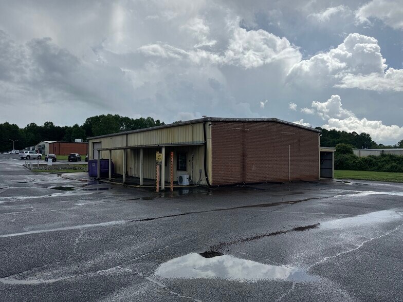 1310 Charles Raper Jonas Hwy, Mount Holly, NC à louer - Photo de l’immeuble – Image 1 sur 1