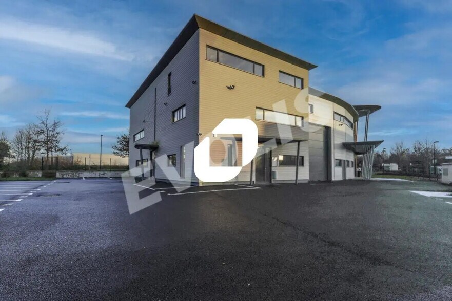 Local commercial dans Saint-Pierre-du-Perray à louer - Photo de l’immeuble – Image 1 sur 14