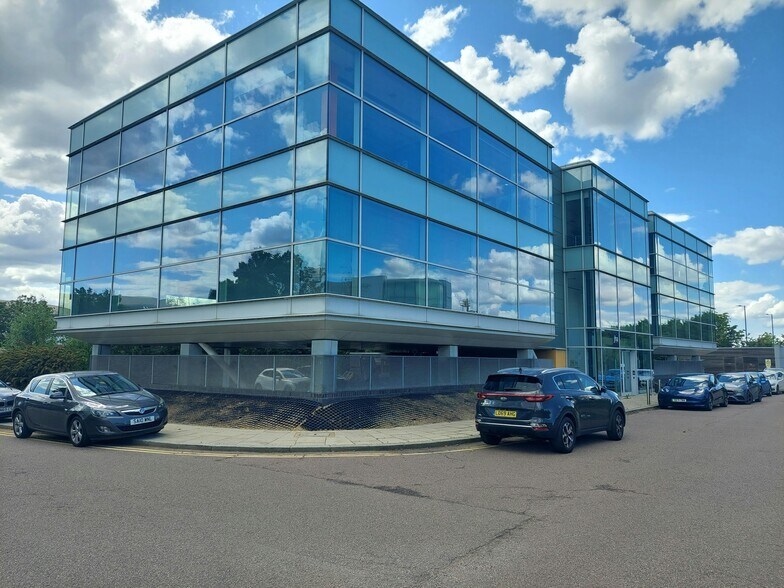 Lakeside Blvd, Doncaster à louer - Photo principale – Image 1 sur 5