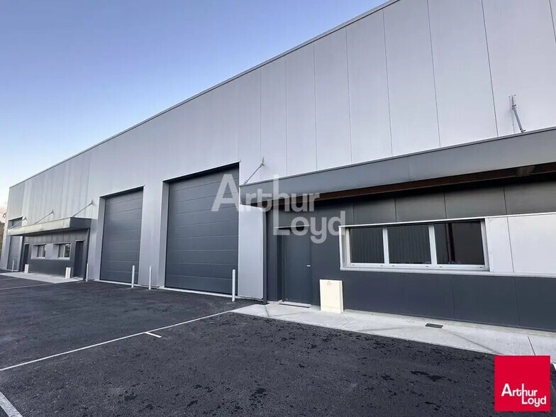 Local d'activités dans Laillé à vendre - Photo de l’immeuble – Image 3 sur 5