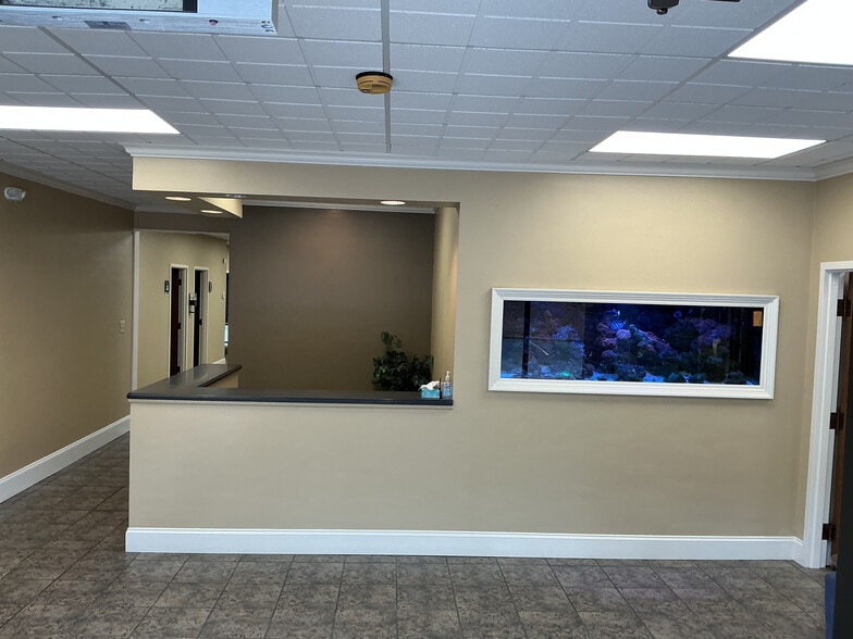 8215 Roswell Rd, Atlanta, GA à vendre - Hall d’entrée – Image 2 sur 9