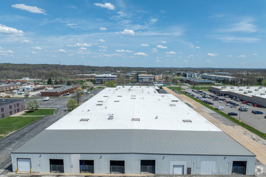6000 Cochran Rd, Solon, OH à louer - Photo de l’immeuble – Image 3 sur 5